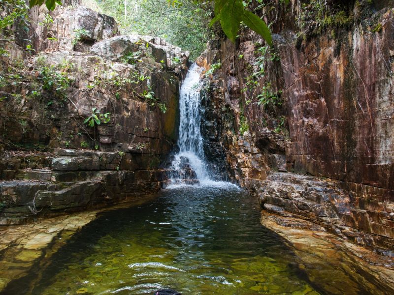 Cachoeira no meio de um paredão de pedra em Pirenópolis