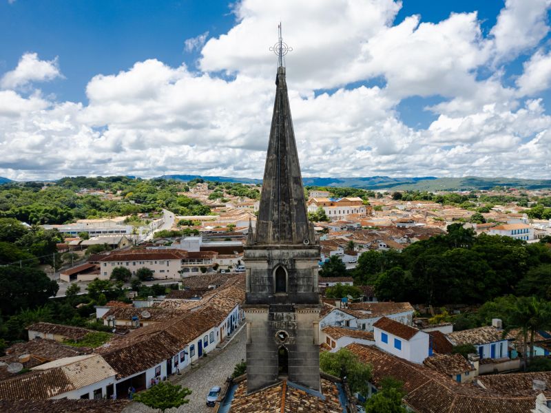 Cidade de Goiás, com a rua de paralepípedos e casas coloridas, vista de cima, das torres da igreja da cidade