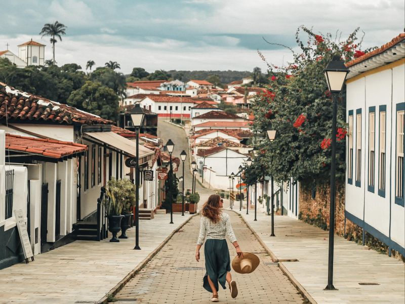 Mulher de costas caminhando por uma das ruas históricas de Pirenópolis