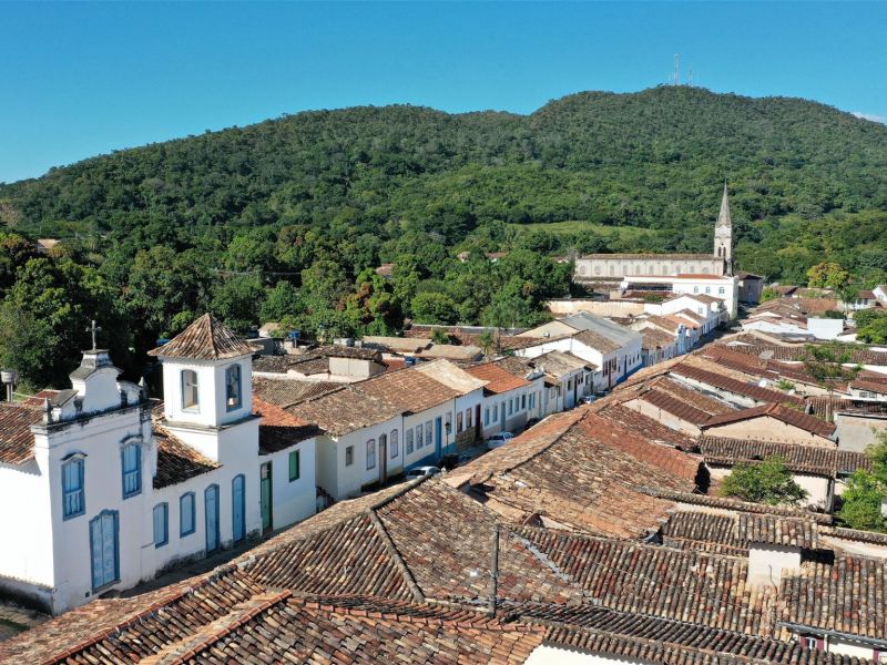 Imagem aérea da Cidade de Goiás, com casas coloniais e a igreja central ao fundo