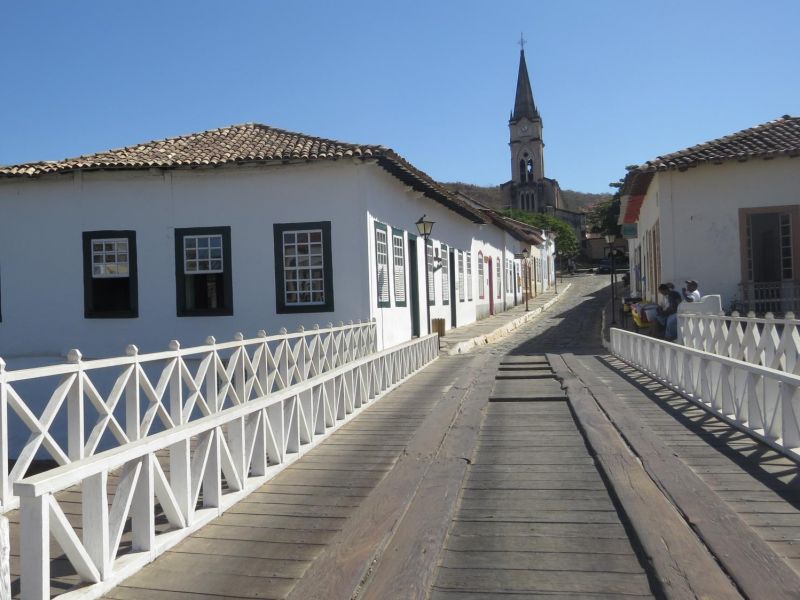 As duas casas coloniais onde fica o Museu Cora Coralina, com a ponte e a estrada de madeira que passa pelo meio das casas