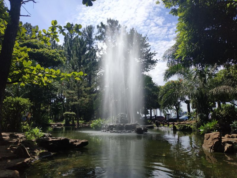 Praça com fonte de um parque em Caldas Novas