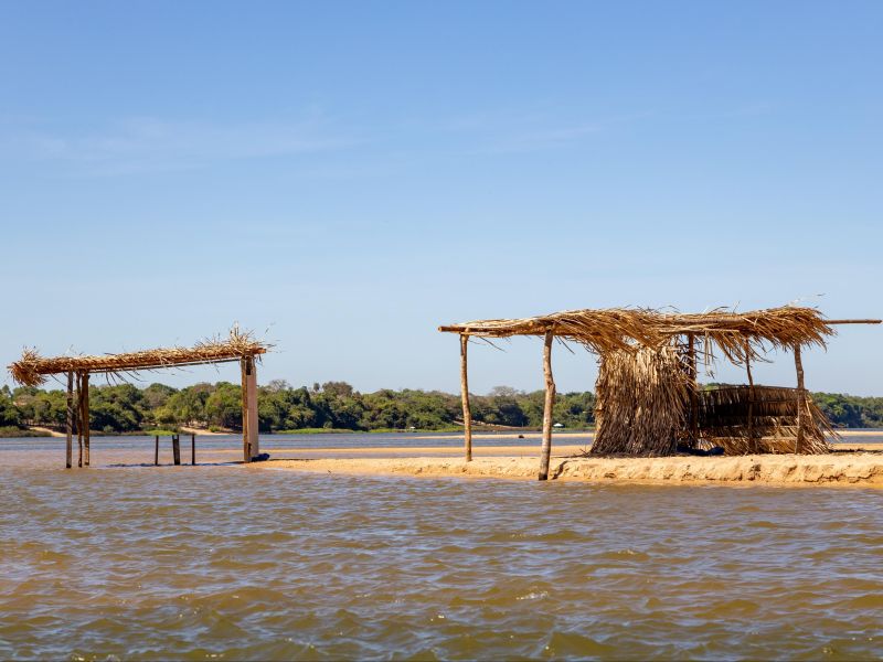 Cabanas de palha e madeira nas margens do Rio Araguaia