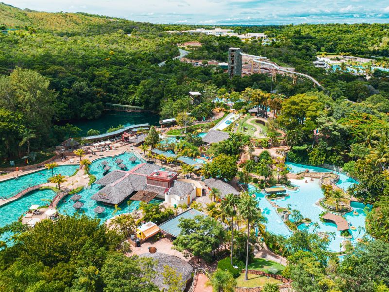 Visão aérea do complexo de hoteis e piscinas do Rio Quente Resorts