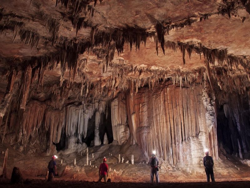 Pessoas admirando o complexto de cavernas de Terra Ronca