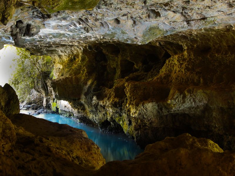 Caverna em Mineiros, com um rio correndo no meio