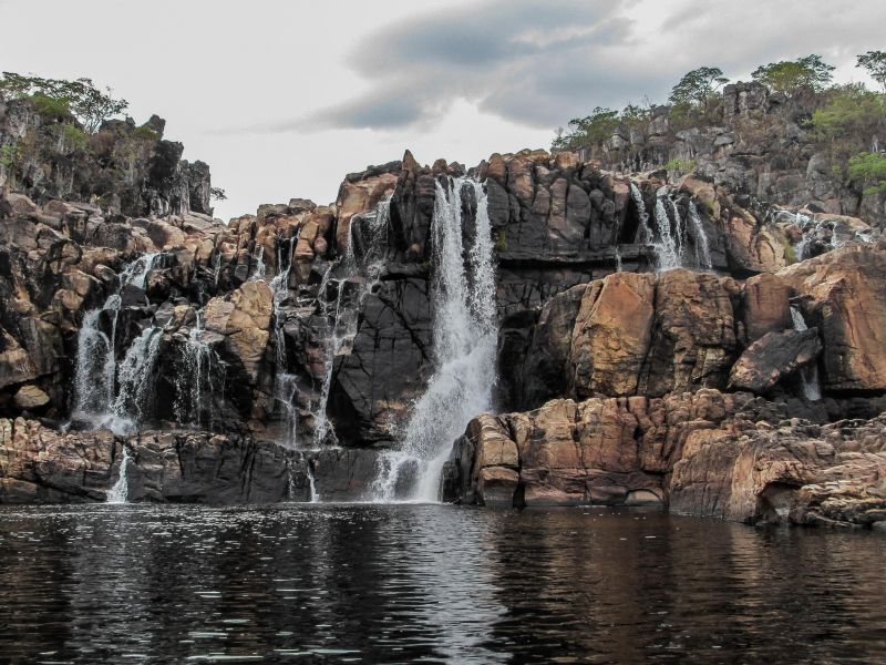 Cachoeira em Mineiros, com várias pequenas quedas d'água em uma parede de pedra