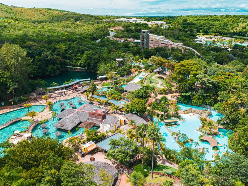 Visão aérea do complexo de hoteis e piscinas do Rio Quente Resorts