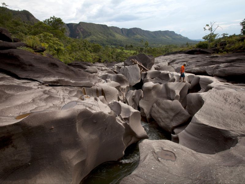 Rochas cortadas pela ação da água com passar dos anos, no Vale da Lua, Chapada dos Veadeiros