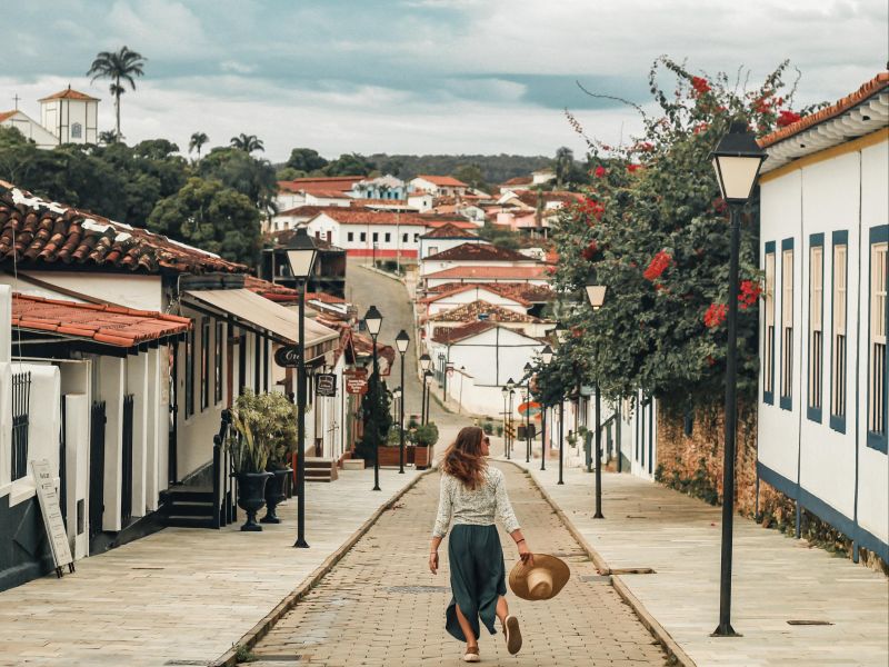 Mulher caminhando em uma rua histórica de Pirenópolis