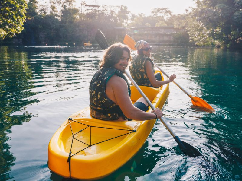 Casal em um caiaque amarelo nas águas termais do Hot Park